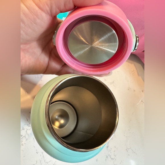 Exclusive 💫💫🌟new in box Hello Kitty Cafe 32 oz. Water bottle 💕💛🩵🎀 - Picture 6 of 6